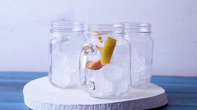 冰茶配新鲜水果视频素材画面4