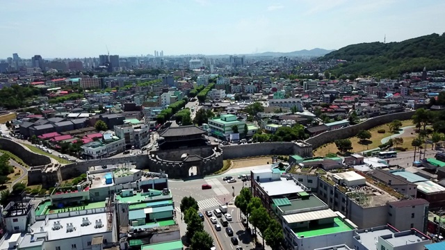 韩国京畿道，水原华城城堡和城市景观视频素材