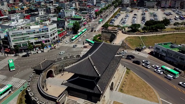 韩国京畿道，水原华城城堡和城市景观视频素材