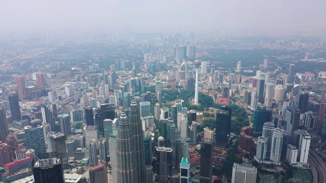 吉隆坡市区著名塔晴天空中全景4k马来西亚视频素材