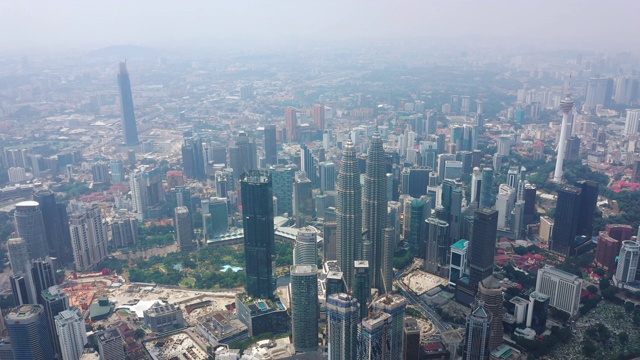 吉隆坡市区著名塔晴天空中全景4k马来西亚视频素材