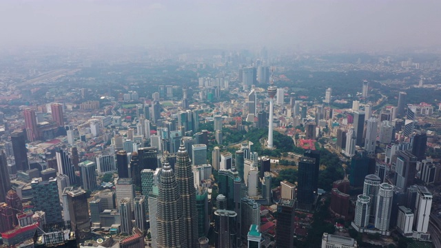 吉隆坡市区著名塔晴天空中全景4k马来西亚视频素材