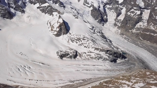 从Diavolezza山视角的Morteratsch冰川的航空全景图，在伯尼纳阿尔卑斯山脉，在格劳宾登，瑞士。视频素材