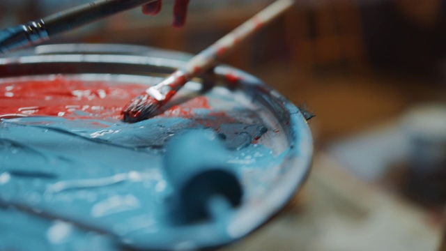 画家在画室里创作抽象的现代艺术视频素材画面1