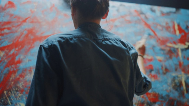 画家在画室里创作抽象的现代艺术视频素材画面3