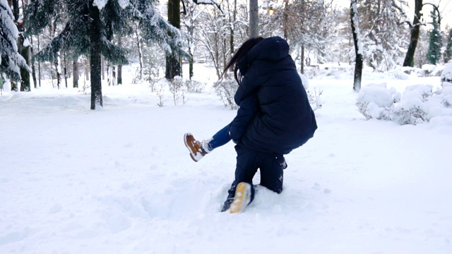 快乐的夫妇在冬天的森林里打雪仗和玩雪视频素材