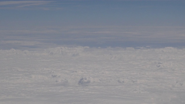 4K乘飞机旅行。上面的天空和云的美妙景色。飞机飞行视频素材