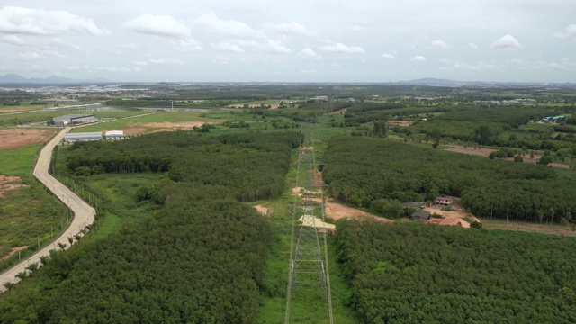 架空电力塔在农村的景象视频素材