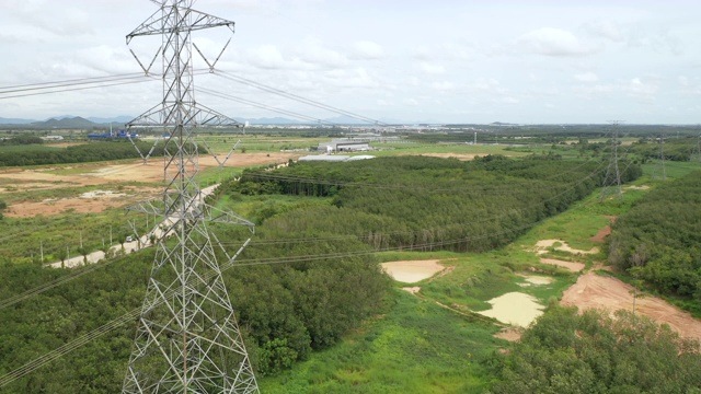 架空电力塔在农村的景象视频素材