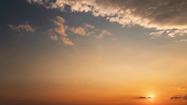 晚上日落。自然明亮的太阳在戏剧性的天空在各种颜色。Time Lapse Time- Lapse延时视频素材