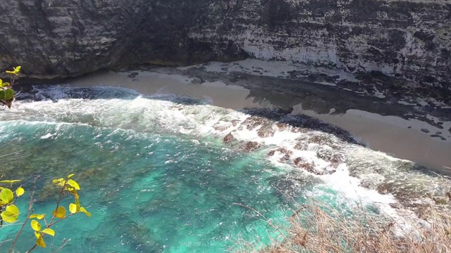 美丽的翡翠海浪与白色泡沫碰撞在海滩的镜头背景。印尼巴厘岛。视频素材