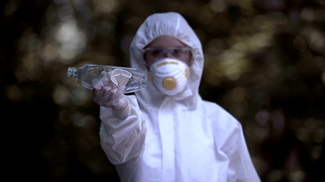 说不浪费在生物化学家的手上，女人拿着塑料瓶和杯子视频素材