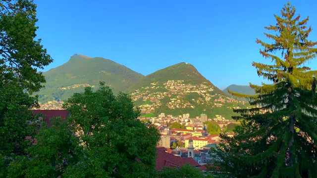 城市景观与树木和高山和高山湖视频素材