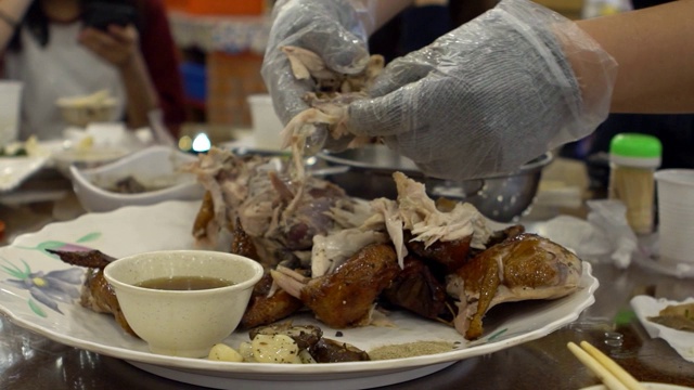 特写厨师手准备传统的鸡肉食物在台湾餐厅视频素材