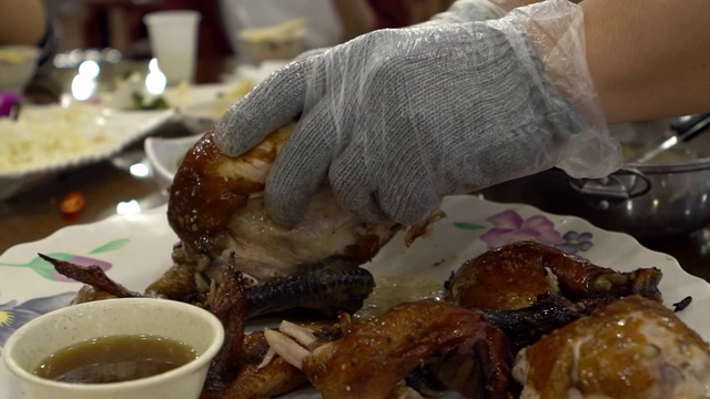 特写厨师手准备传统的鸡肉食物在台湾餐厅视频素材