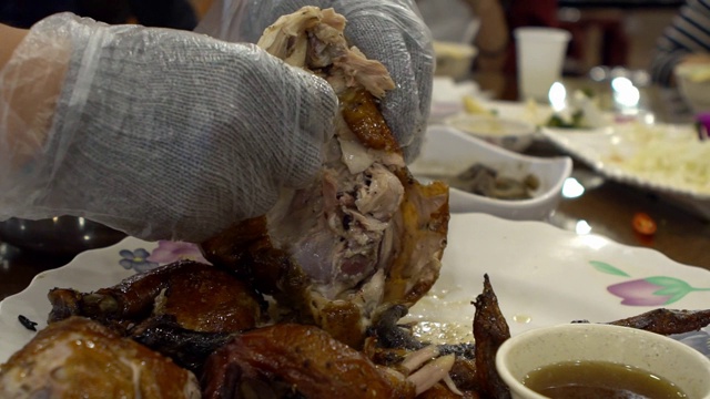 慢镜头厨师手准备传统鸡肉食品。台湾餐厅视频素材