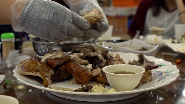 慢镜头厨师手准备传统鸡肉食品。台湾餐厅视频素材