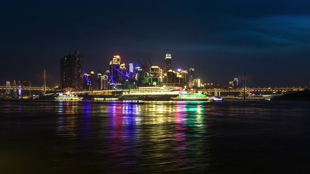 繁忙的城市海港与建筑工地黄昏到夜晚的过渡/重庆视频素材