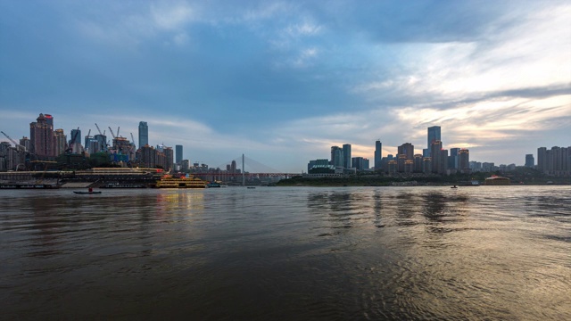 繁忙的城市海港与建筑工地黄昏到夜晚的过渡/重庆视频素材