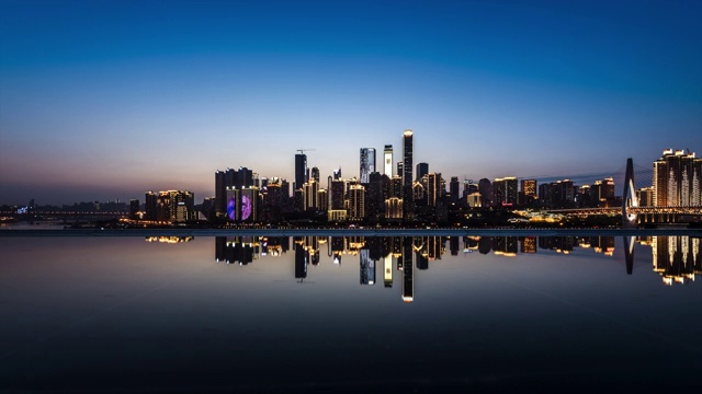 T/L WS LA Downtown City Skyline Water Reflection Dusk to Night Transition /重庆，中国视频素材