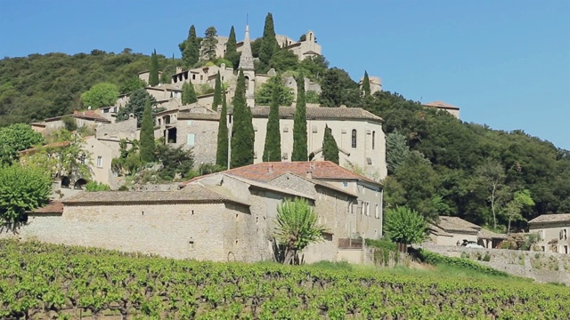 小山顶村拉Roque-sur-Cèze。Occitanie。法国视频素材