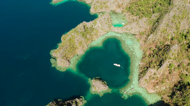 海景与泻湖和绿松石水视频素材