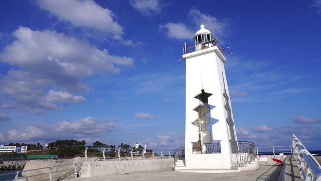 韩国庆州干浦海滩松大马岬的灯塔视频素材