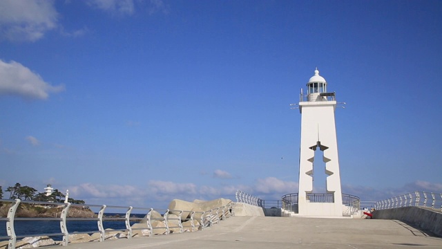 韩国庆州干浦海滩松大马岬的灯塔视频素材