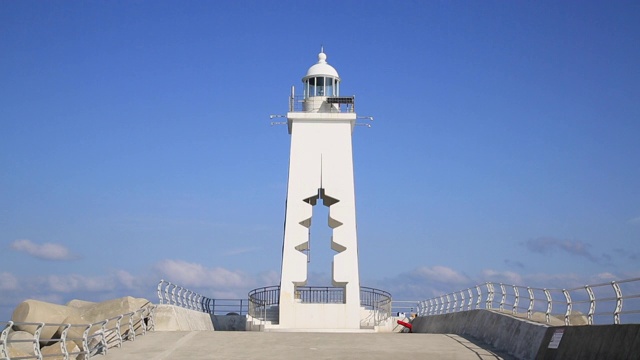 韩国庆州干浦海滩松大马岬的灯塔视频素材