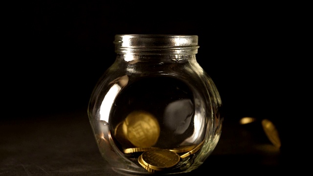 以慢动作概念的形式投放金币视频素材画面3