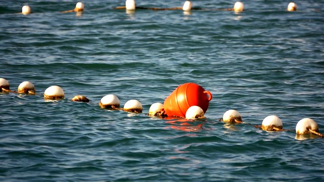 海面浮筒及渔网视频素材