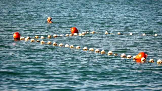 海面浮筒及渔网视频素材