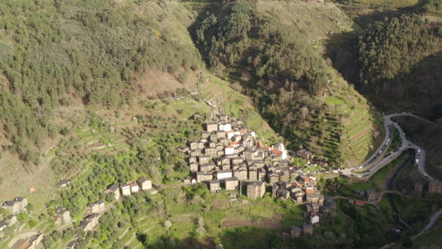 鸟瞰葡萄牙Serra da Estrela的Piodao片岩页岩村视频素材