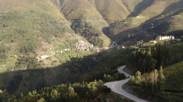 鸟瞰葡萄牙Serra da Estrela的Piodao片岩页岩村视频素材