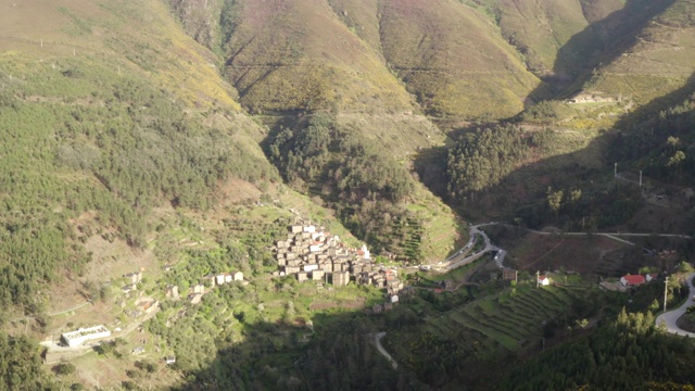 鸟瞰葡萄牙Serra da Estrela的Piodao片岩页岩村视频素材