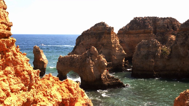 葡萄牙阿尔加维拉各斯的Ponta da Piedade湾，迷人的岩层。视频素材