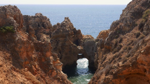 在探索完葡萄牙拉各斯迷人的岩层后，游客们乘坐小船离开Ponta da Piedade。视频素材