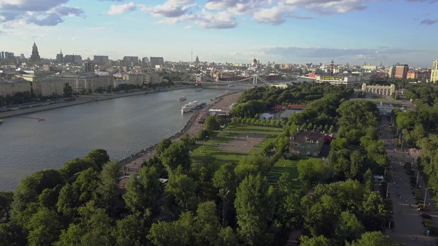 空中的莫斯科夏季城市景观，有河流，公园和桥梁视频素材