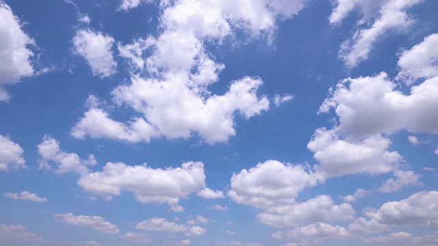 蓝天白云背景时光流逝。抽象的蓬松，蓬松的云景在空气时间流逝。阳光明媚的高积云。在多云的天空，天气很好。色彩艳丽之美，淡淡于夏日的自然。视频素材