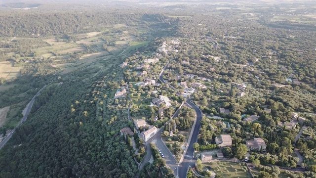 高德斯鸟瞰图，古老的小村庄和乡村风景在普罗旺斯，法国视频素材