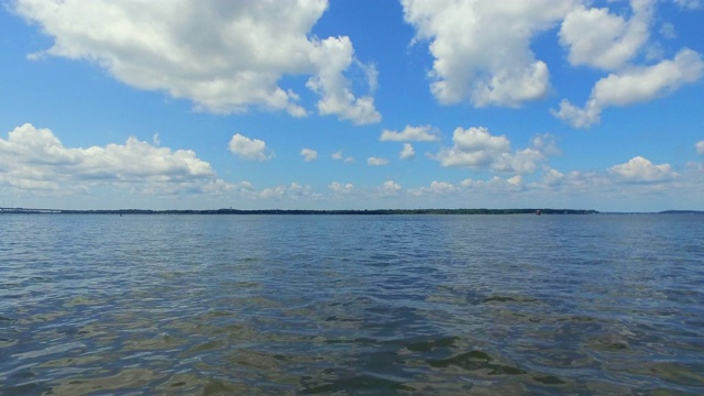 广角:切萨皮克湾的小波纹和海湾大桥在遥远的安纳波利斯，马里兰州视频素材