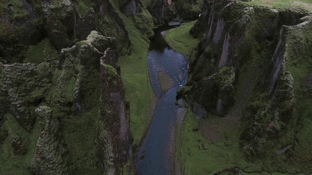 Fjadrargljufur峡谷鸟瞰图视频素材