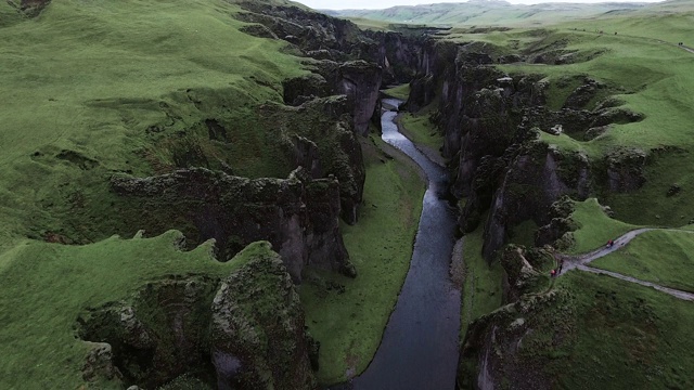 Fjadrargljufur峡谷鸟瞰图视频素材