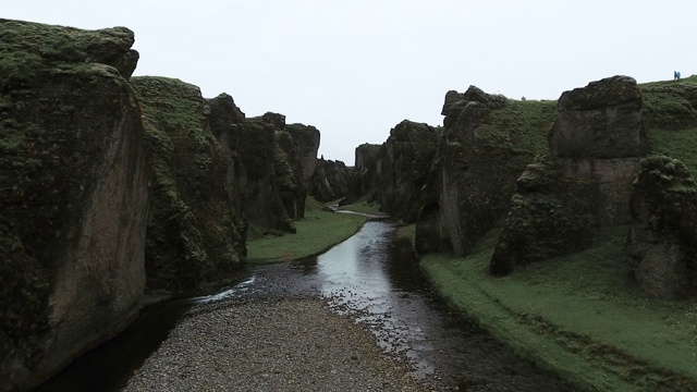 Fjadrargljufur峡谷鸟瞰图视频素材