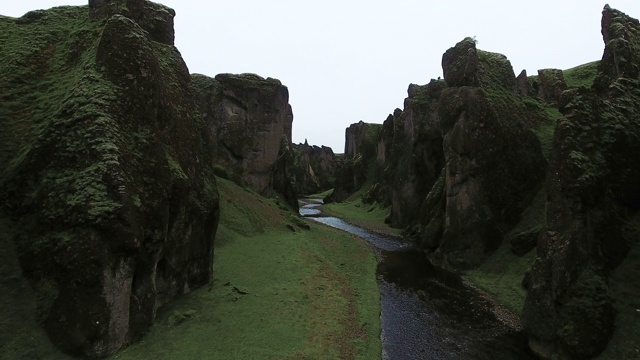 Fjadrargljufur峡谷鸟瞰图视频素材