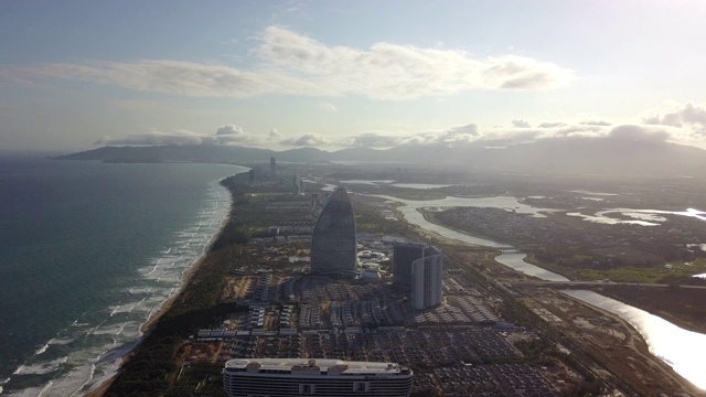 三亚海棠湾现代建筑的海景和天际线鸟瞰图，中国海南视频素材