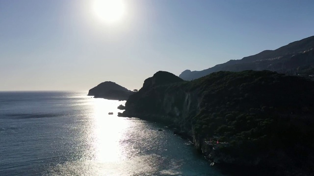 鸟瞰爱琴海中希腊群岛风景如画的海滩。视频素材