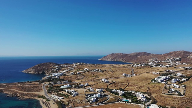 鸟瞰爱琴海中希腊群岛风景如画的海滩。视频素材