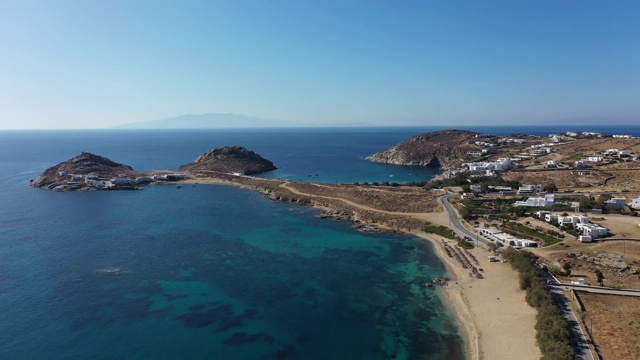 鸟瞰爱琴海中希腊群岛风景如画的海滩。视频素材