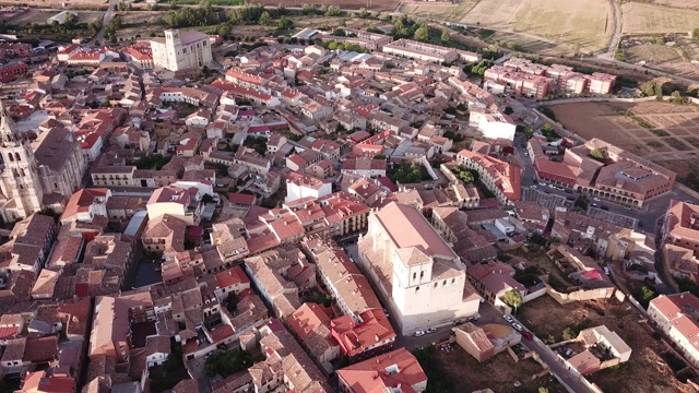 Medina de Rioseco住宅区的无人机拍摄的风景视频素材